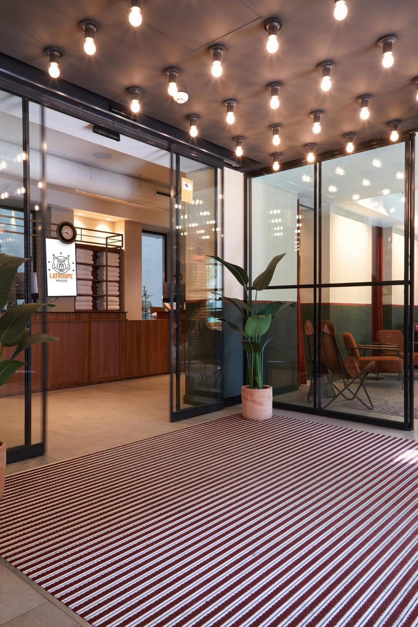 Latroupe Prado Hostel マドリード エクステリア 写真